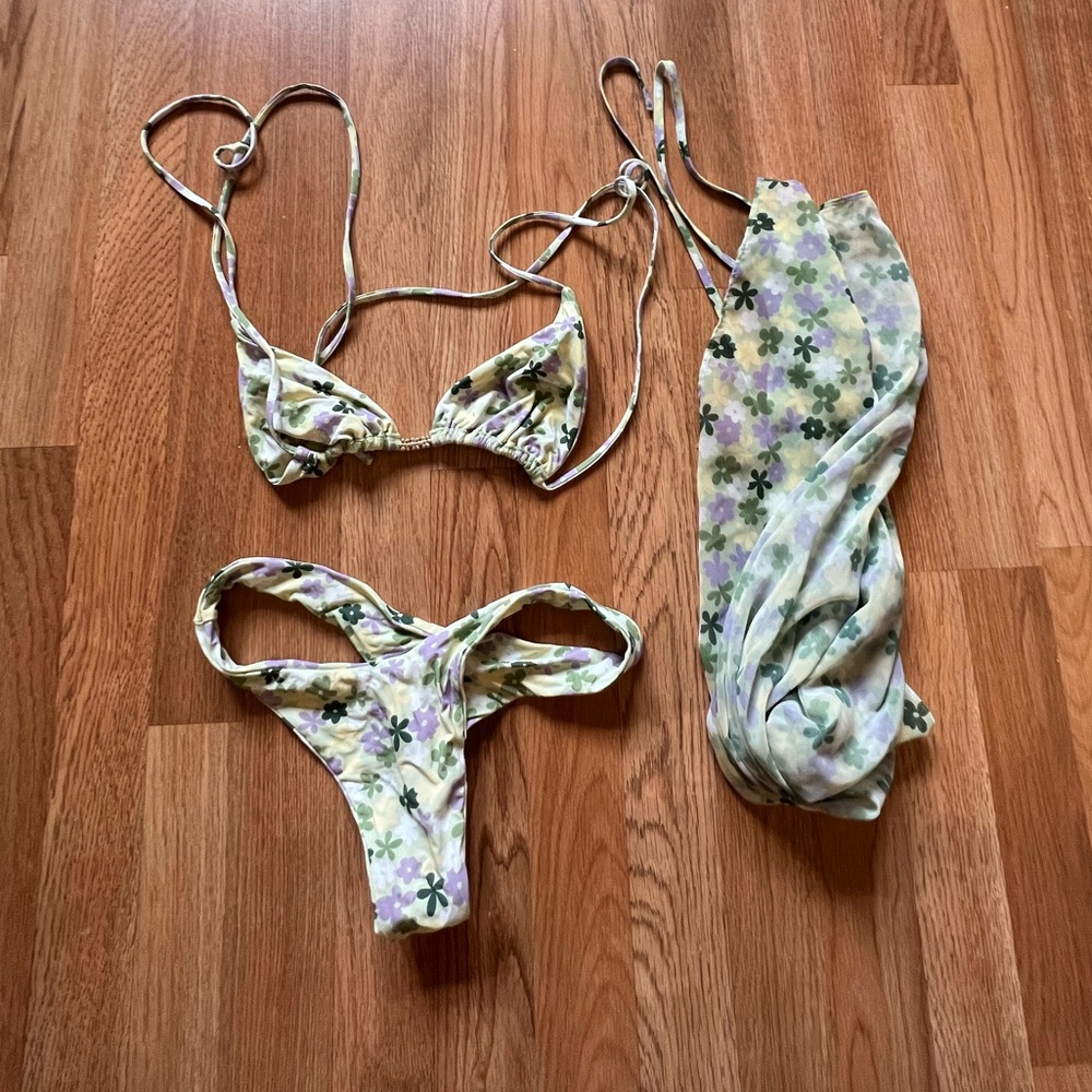 437 swimwear bikinis set top size M bottom size S sarong Viviane Audi designer